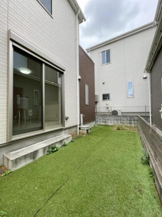 その他 水遊びやガーデニングなど、暮らしの広がる広々芝生庭。お子様が安心してのびのびと遊べます。