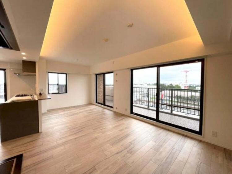 居間 たっぷりの陽光が注がれた明るいリビングは、家族団らんのひと時を包み込みます。 