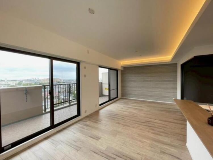 居間 シックなアクセントクロスとコーブ照明がホテルライクな空間を演出 