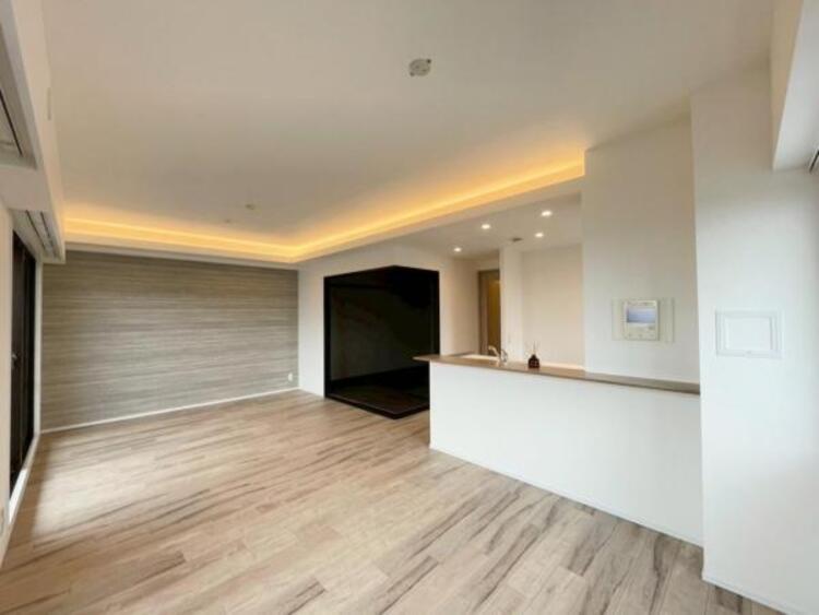 居間 一日の長い時間を過ごすリビング。陽光の注ぐ明るい空間です 