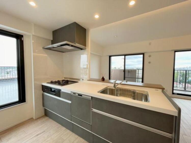 キッチン 広々とした食洗機付きキッチン。対面式でお料理中もご家族の気配を感じられます 