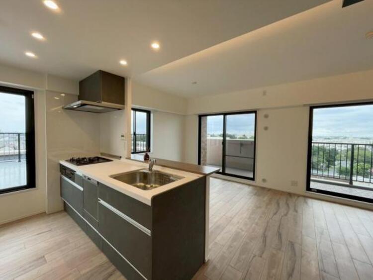 キッチン 料理中もお子様に目が届く対面式。閉塞感のないキッチンでのびのびとお料理が楽しめます。