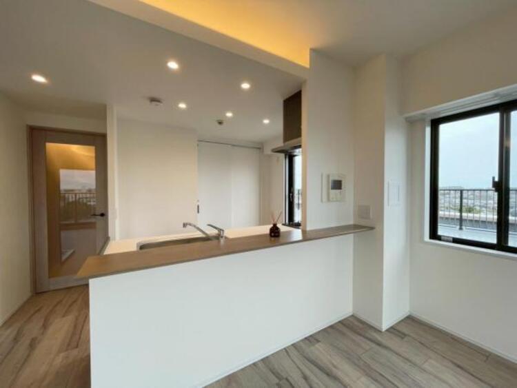 キッチン ご家族の会話が弾むカウンターキッチンは、立ち上がりがあり手元が見えないため、すっきりとしたLDKに。 