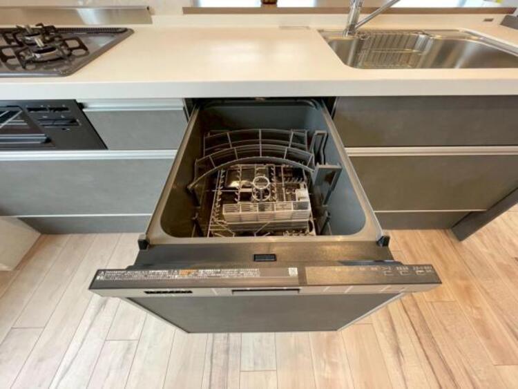 キッチン ビルトイン食洗機で食後の負担を軽減。高温洗浄と乾燥で、手洗いより清潔・快適、経済的です。 