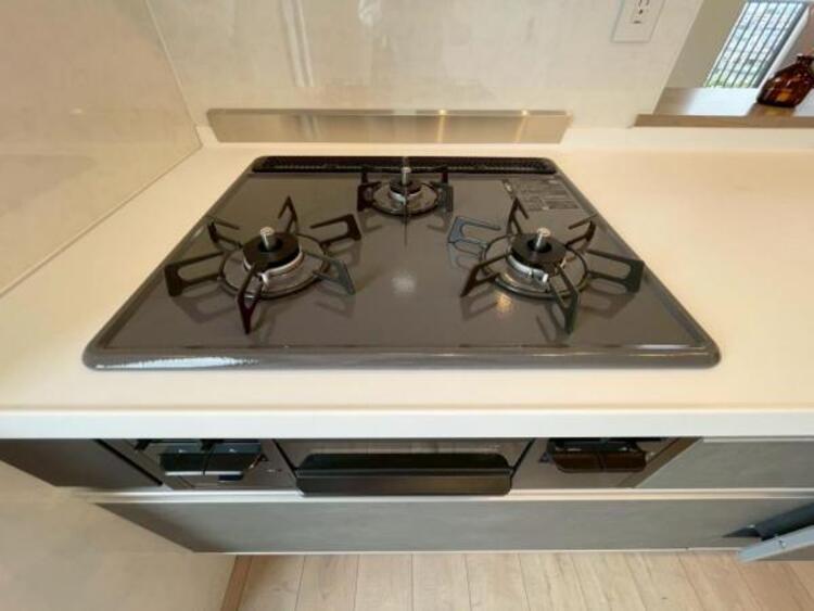 キッチン 毎日の料理に嬉しい3口コンロ。グリルもあり色んなレシピを楽しめそうです。 