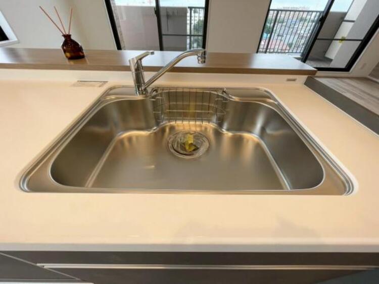 キッチン 鍋や大皿も洗える広々としたシンクです。ステンレスのため耐久性・お手入れしやすさも魅力です 