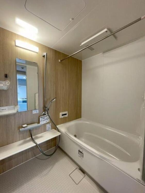 風呂 浴室乾燥機付きのバスルーム。足を伸ばしてリラックスができる安らぎの空間です 