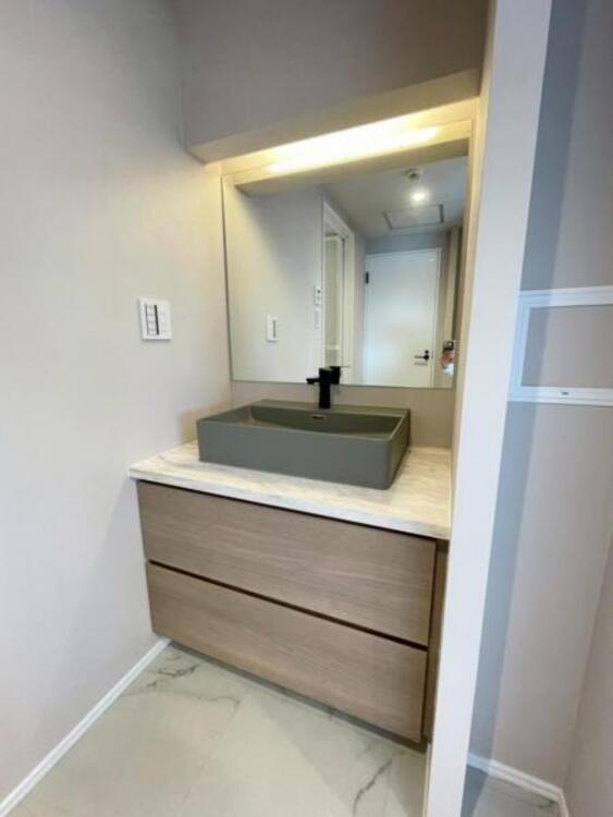 洗面 デザイン性のある洗面ボウルは、洗い物も快適な横幅です。