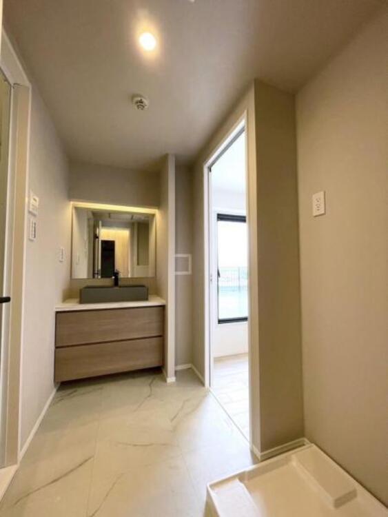 洗面 耐水性が高くお掃除が快適なクッションフロア採用の洗面室です 