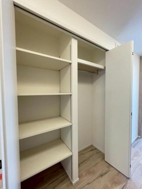 収納 高さのある廊下収納には掃除機などもすっきりとしまえます 