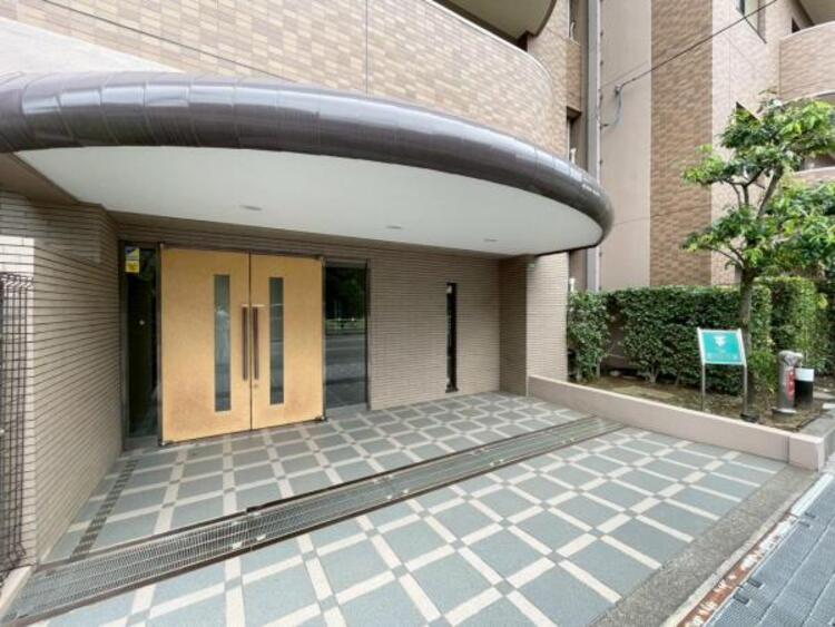 エントランス 管理体制良好のエントランス玄関。前面道路は歩道が整備されており、お子様の出入りも安心です。