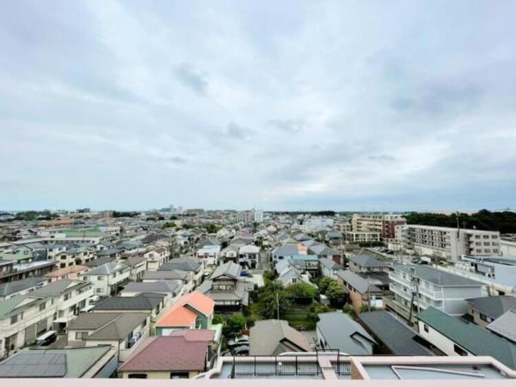 その他 前面に高い建物がなく、空の広がる開放的な眺望。道路からの視線や音が気になりづらい8階住戸です。