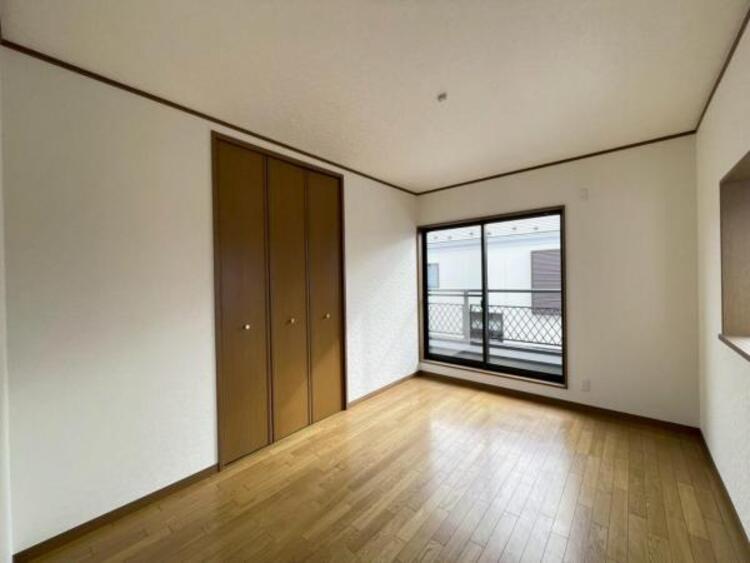 内装 バルコニーに面しており、陽光の差しこむ開放感のある洋室です 