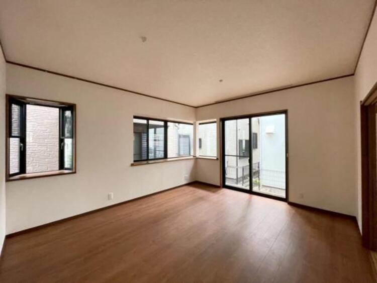 居間 窓面積が広く、陽光の注ぐ明るいLDK