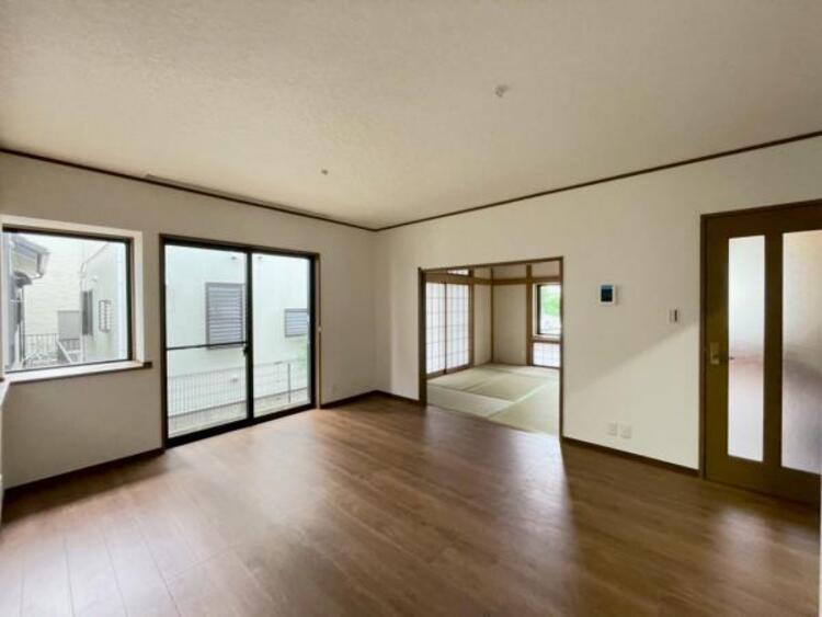 居間 LD＋隣接和室、間仕切りを開放すれば計17.25帖のスペースに