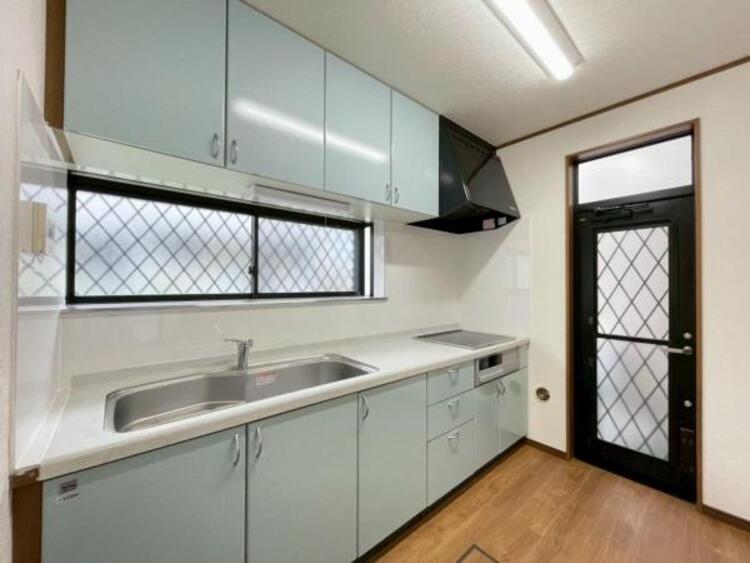 キッチン 広々としたシステムキッチンは、作業スペースがしっかりあり毎日のお料理が快適！