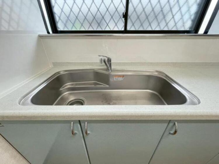 キッチン 鍋や大皿も洗える広々としたシンクです。ステンレスのため耐久性・お手入れしやすさも魅力です 