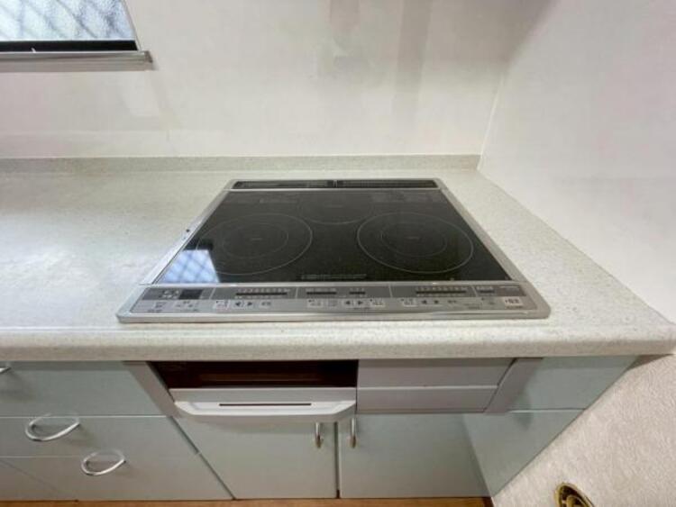 キッチン 便利な3口のIHコンロは溝が少なくお掃除も快適です