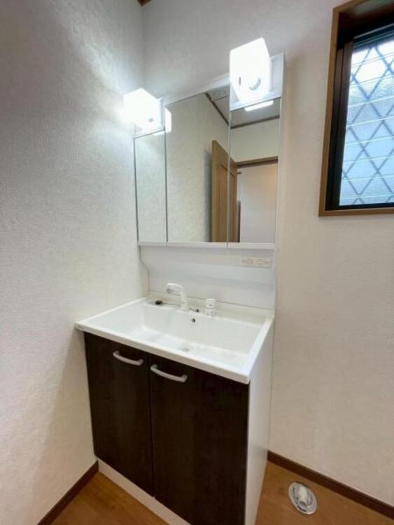 洗面 鏡面裏が収納となっており小物もすっきりと収納できる洗面台 