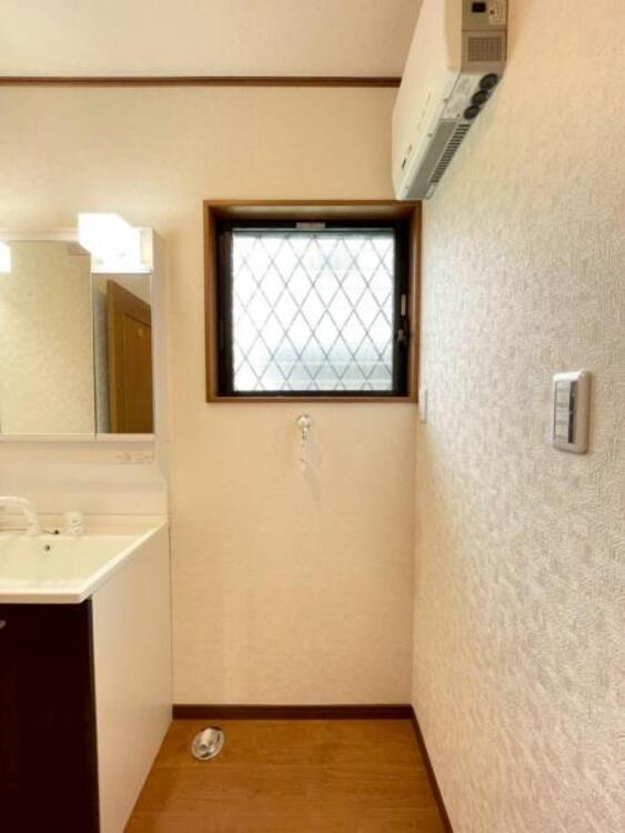 洗面 窓から外気を取り込み、換気のできるランドリースペース 