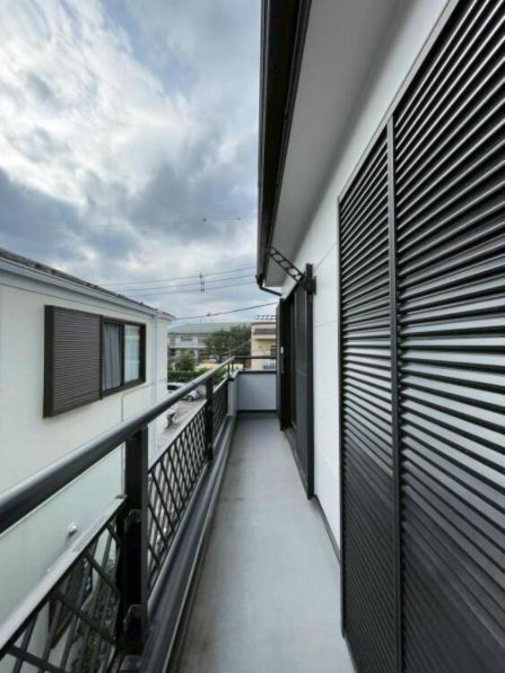 バルコニー 2部屋に面したワイドバルコニーは陽当たり良好で洗濯物が良く乾きます 