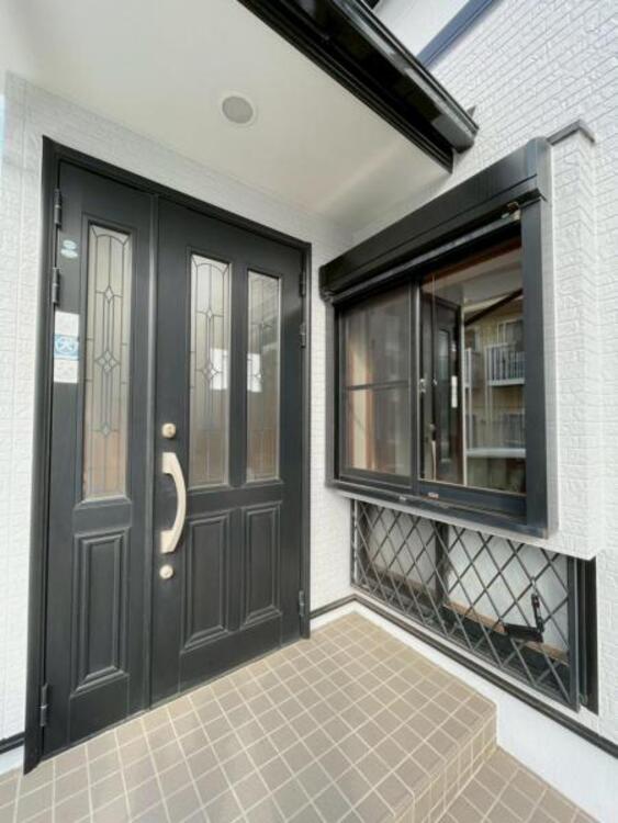 その他 屋根付きの玄関なので、雨の日でも濡れずに開閉できます 