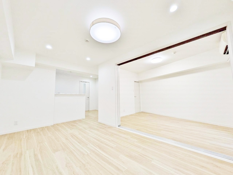 居間 忙しく過ぎゆく日常を置き去るほど、ゆったりした時間が流れるリビング。