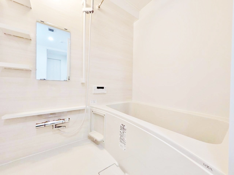 風呂 一日の疲れを癒すバスルームは、心地よいリラックスを叶える清潔感溢れる空間です。