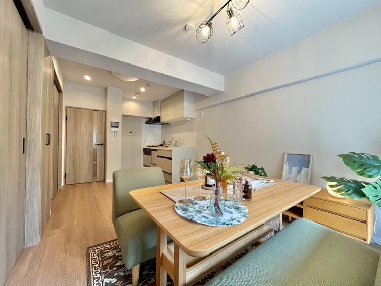 居間 忙しく過ぎゆく日常を置き去るほど、ゆったりした時間が流れるリビング。