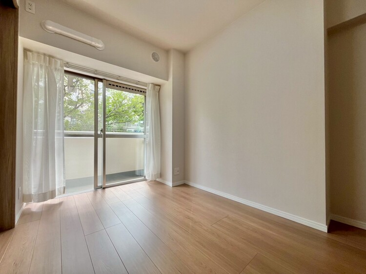 寝室 ベッドも十分に設置するスペースがあります。