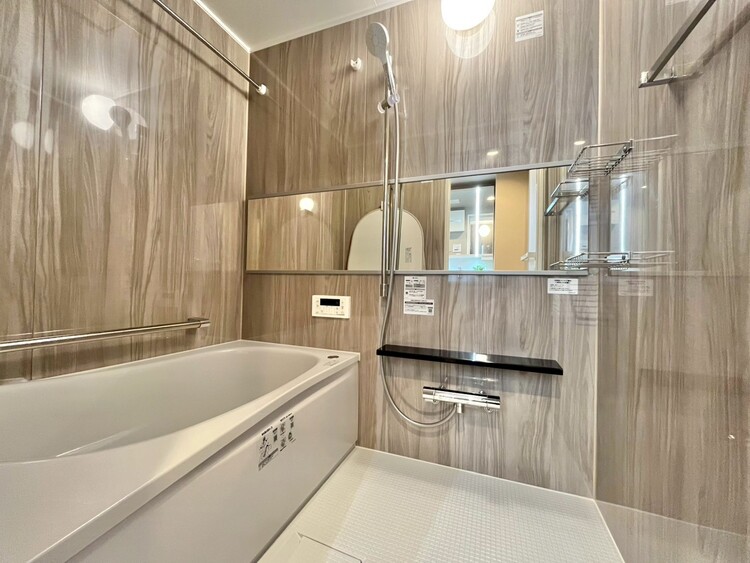 風呂 一日の疲れを癒すバスルームは、心地よいリラックスを叶える清潔感溢れる空間です。