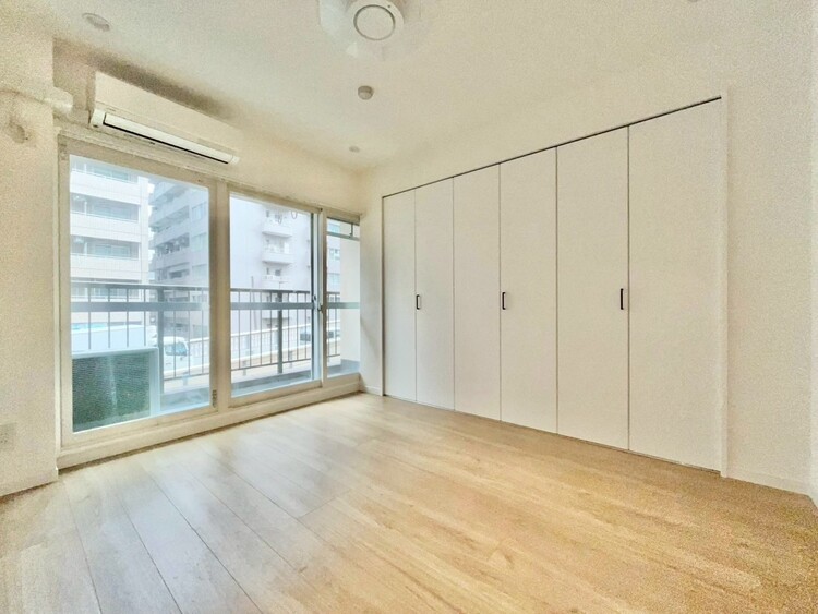 寝室 ベッドも十分に設置するスペースがあります。