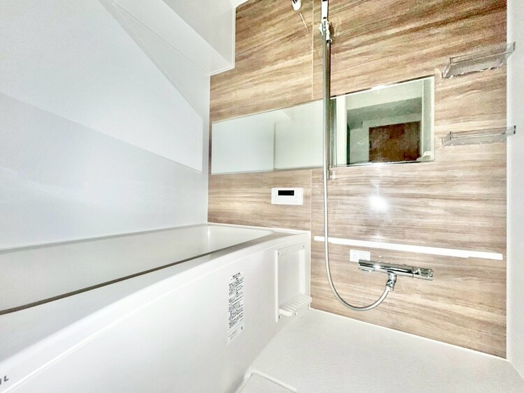 風呂 一日の疲れを癒すバスルームは、心地よいリラックスを叶える清潔感溢れる空間です。