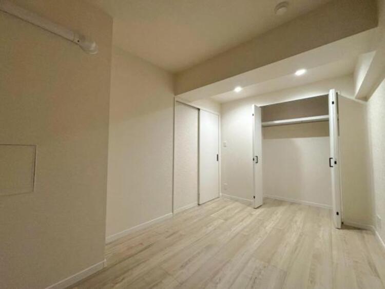 内装 住まう方自身でカスタマイズして頂けるように「シンプル」にデザインされた室内。自由度が高いので家具やレイアウトでお好みの空間を創り上げられます。