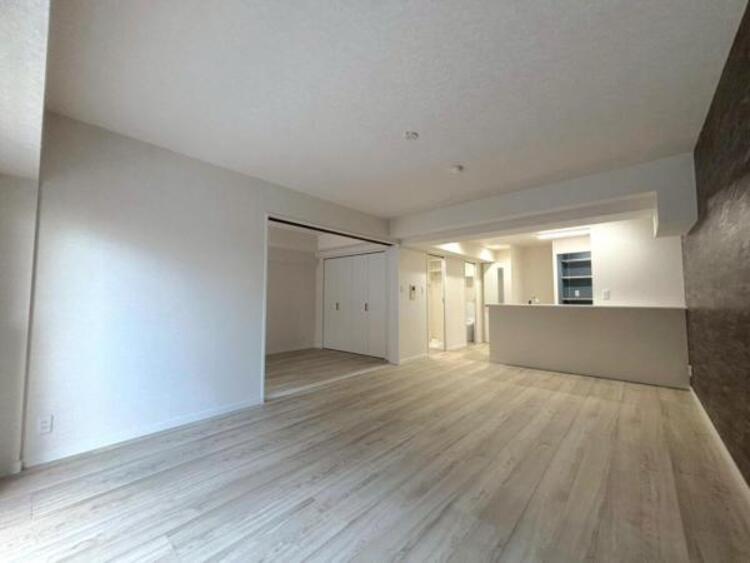 居間 くつろげるリビングは話に夢中になりすぎて、ついつい時間を忘れてしまう。そんな束の間の幸せを感じさせてくれる場所です。