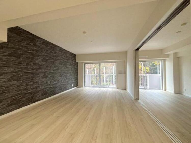 居間 家族が集まるリビングは16帖のゆったり空間に。続き間の洋室はお子様を遊ばせるスペースとしても重宝します。