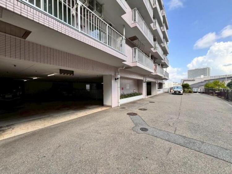 駐車場 建物につながる駐車スペース。小さなお子様も安心・安全の乗り降りができます。（2025.9.16撮影）