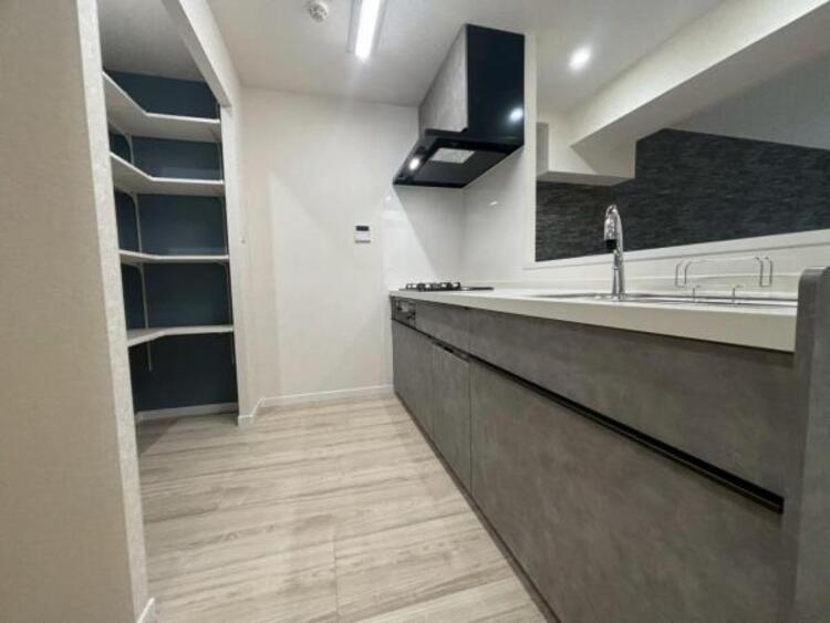 キッチン キッチンの裏には、稼働棚付きの豊富な収納スペースとカウンターを設けたオープンパントリーをご用意。収納力のあるキッチンは料理が捗ります。