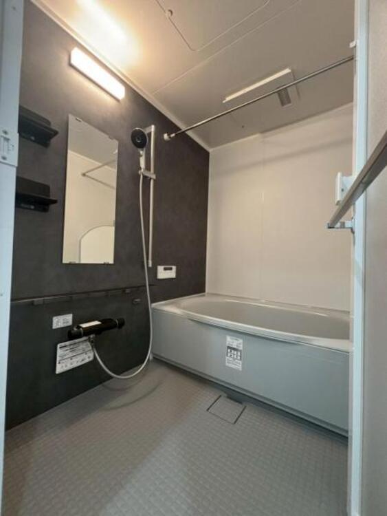 風呂 浴槽は跨ぎやすいよう配慮されており、シャワーヘッドの位置も変えられる、使い勝手の良い浴室です。