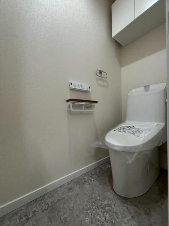 トイレ ウォシュレット付きのトイレ。落ち着いた空間で安らぎのひとときをお過ごしいただけます。