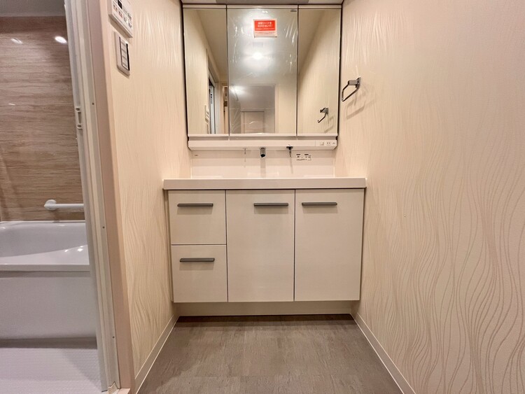 その他 清潔感を感じられる洗面化粧台。