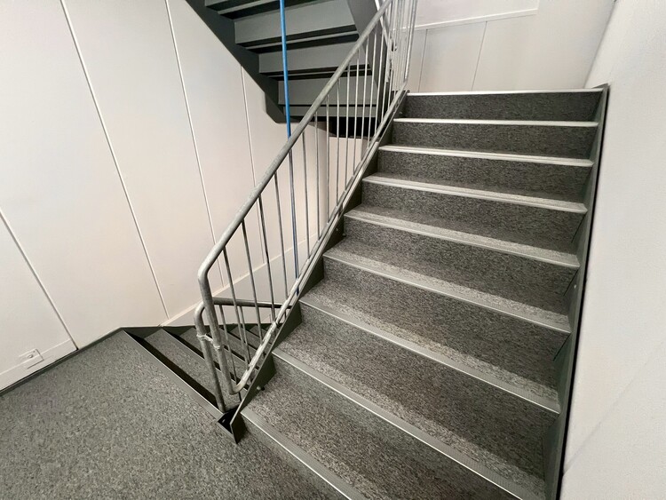 その他 共用部の階段です。明るく清潔に管理されています。