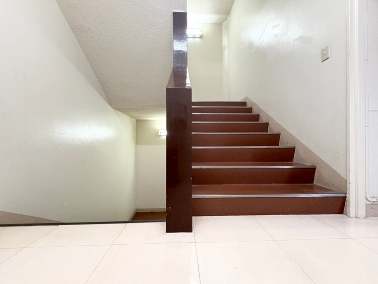 その他 共用部の階段です。明るく清潔に管理されています。