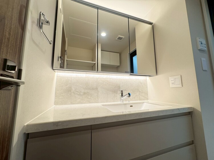 その他 清潔感を感じられる洗面化粧台。