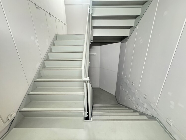 その他 共用部の階段です。明るく清潔に管理されています。