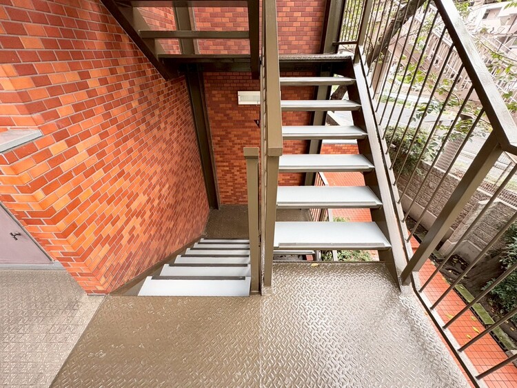 その他 共用部の階段です。明るく清潔に管理されています。