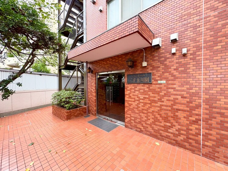 その他 上質感漂う玄関アプローチです。