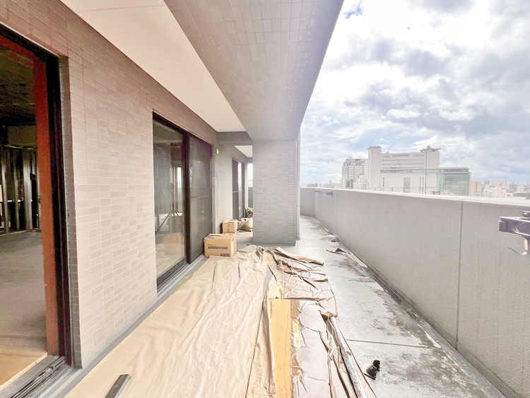 その他 朝の澄んだ空気や、夕方に吹く清々しい風を感じられるバルコニー。※内装リフォーム中です