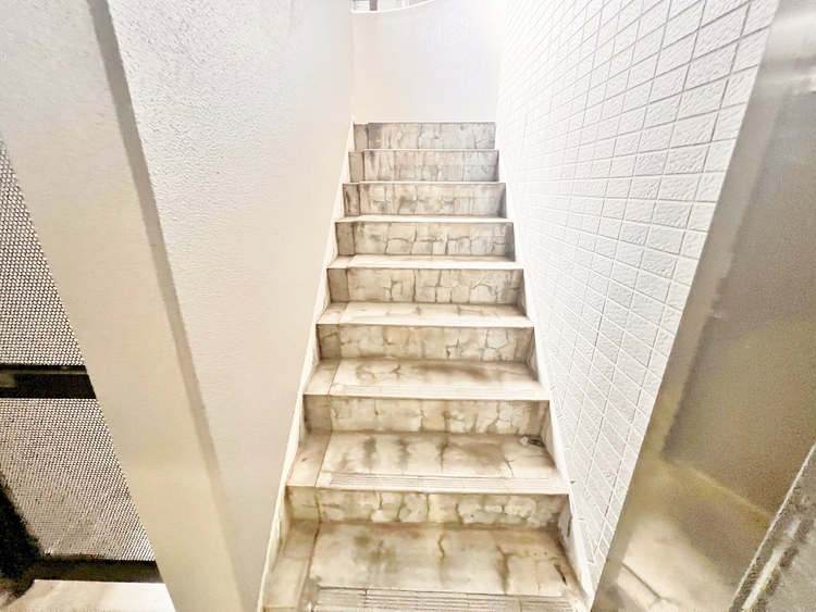 その他 共用部の階段です。明るく清潔に管理されています。