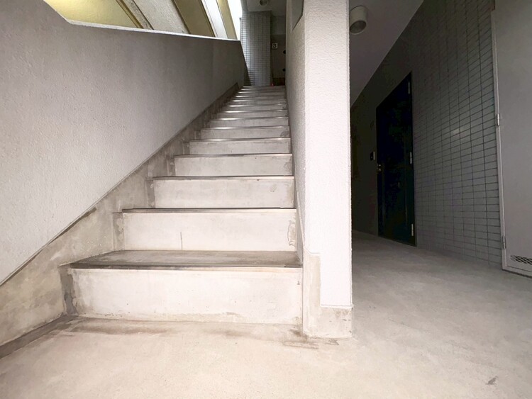 その他 共用部の階段です。明るく清潔に管理されています。